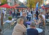 viele Menschen in der Innenstadt von Neuwied, die sich unterhalten und an Informationsständen informieren, bunte Pavillons