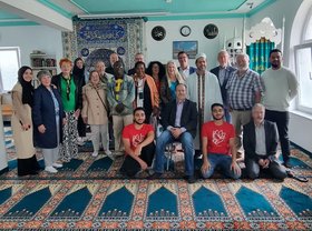 Gruppenbild: Bürgermeister Peter Jung und Angehörige verschiedener Glaubensrichtungen in einer Moschee