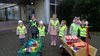 Eine Gruppe von Kita-Kindern steht vor zwei mit Spenden für die Neuwieder Tafel gefüllten Bollerwagen.