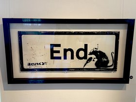 Ein Bild in einem schwarzen Rahmen zeigt das Wort End, den Namen Banksy und eine Ratte schwarz auf weißem Grund.
